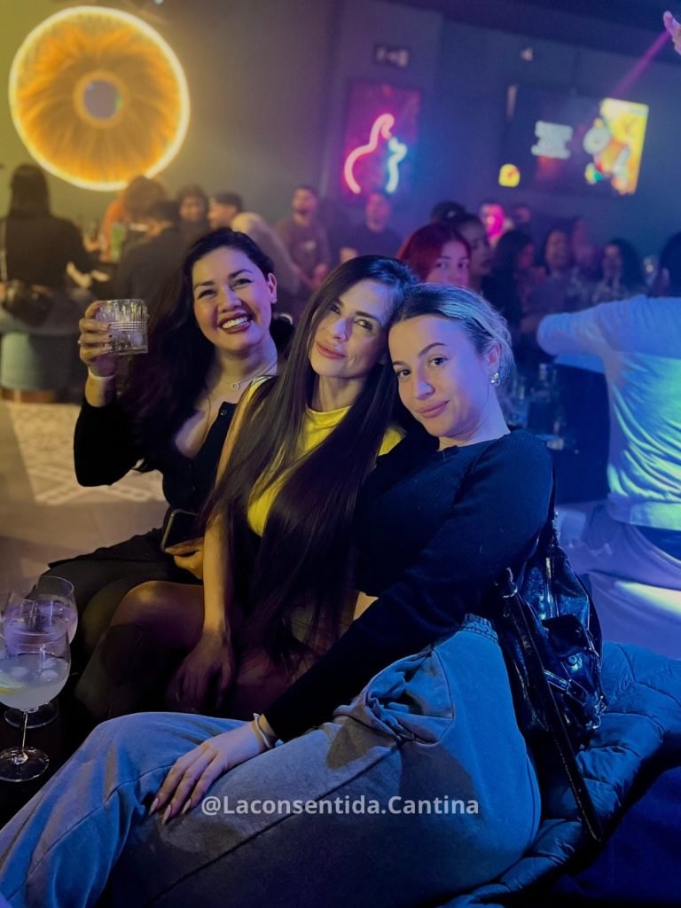 Ambiente de fiesta en La Consentida Cantina-Pub