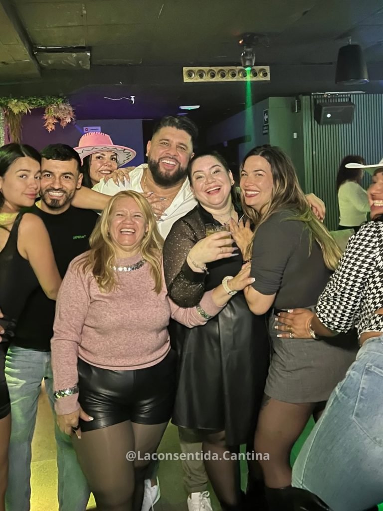 Ambiente de fiesta en La Consentida Cantina-Pub