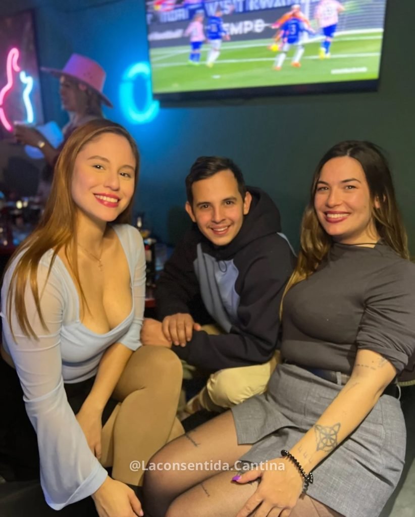 Ambiente de fiesta en La Consentida Cantina-Pub