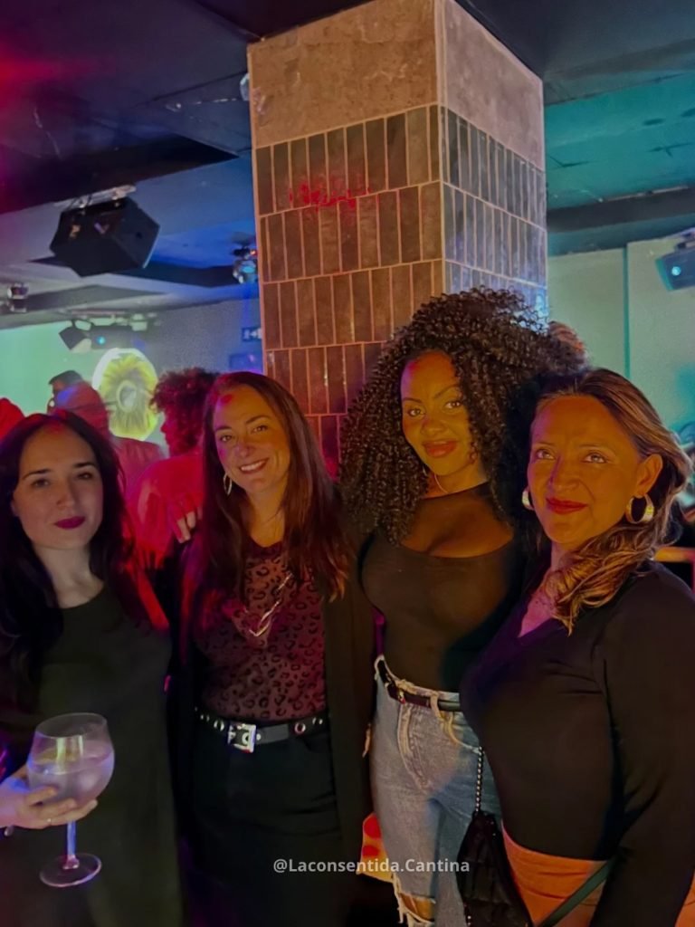 Ambiente de fiesta en La Consentida Cantina-Pub