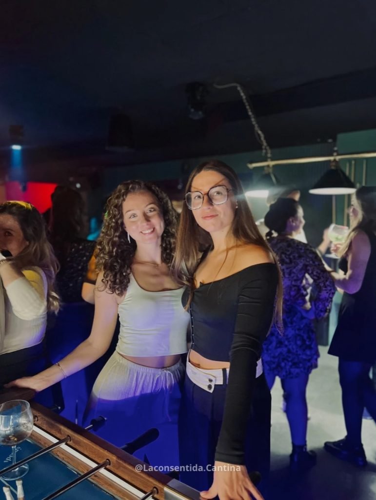 Ambiente de fiesta en La Consentida Cantina-Pub