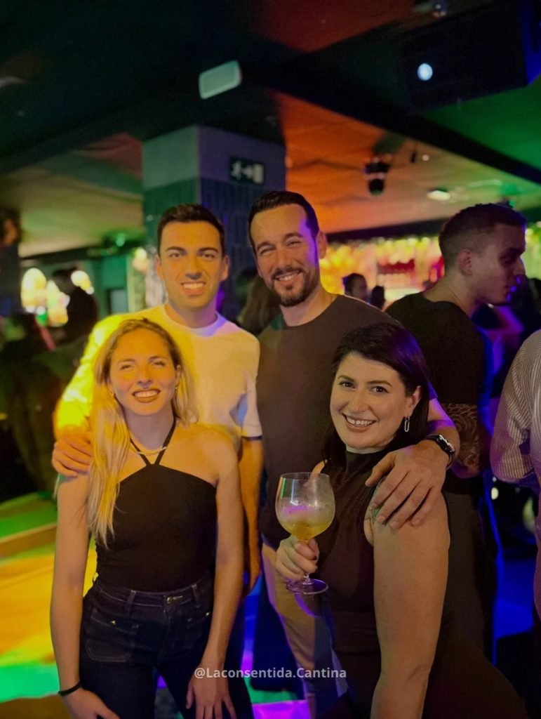 Ambiente de fiesta en La Consentida Cantina-Pub