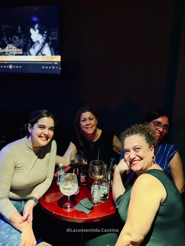 Ambiente de fiesta en La Consentida Cantina-Pub