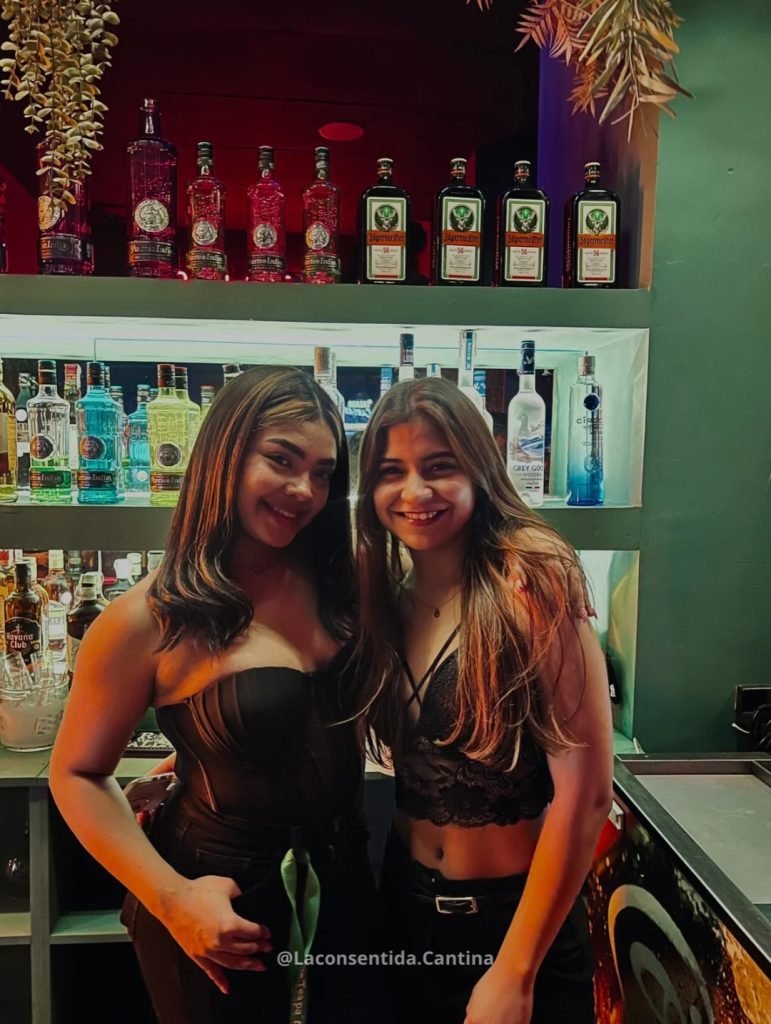 Ambiente de fiesta en La Consentida Cantina-Pub