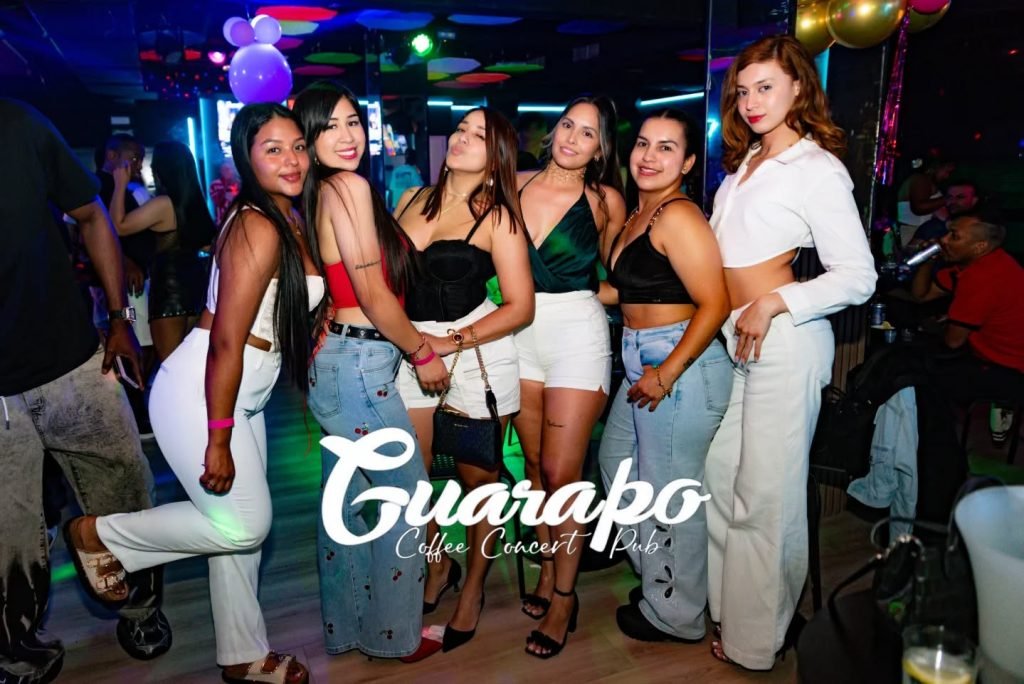 Ambiente de fiesta en Guarapo Pub