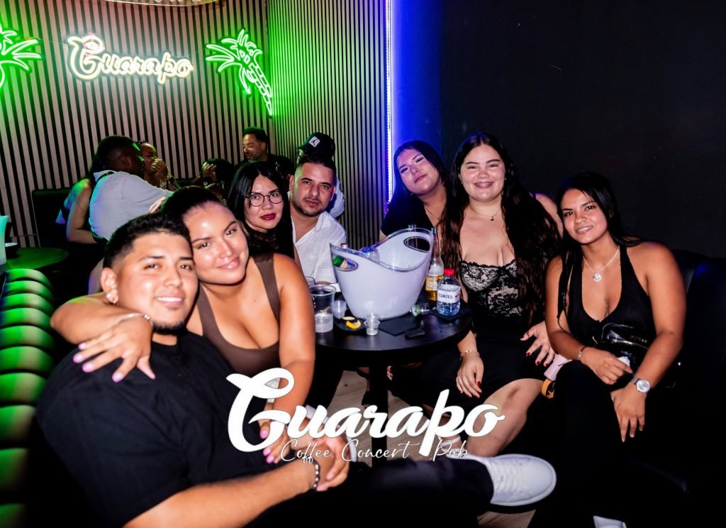Ambiente de fiesta en Guarapo Pub