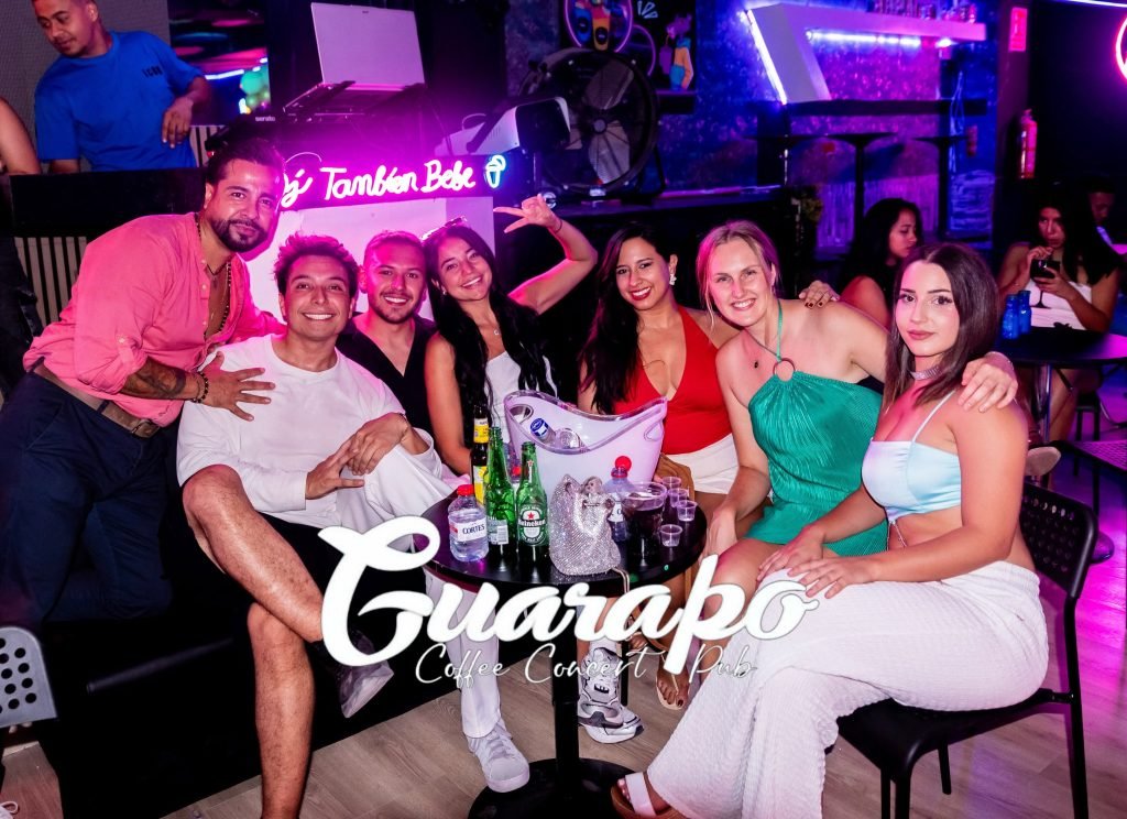 Ambiente de fiesta en Guarapo Pub