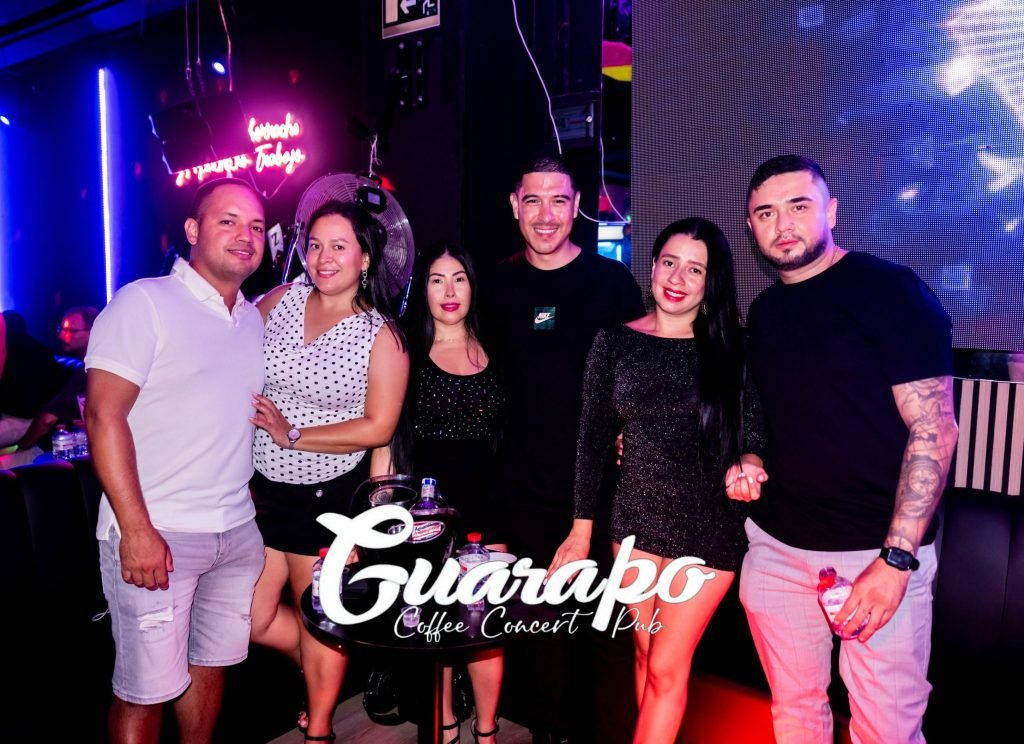 Ambiente de fiesta en Guarapo Pub