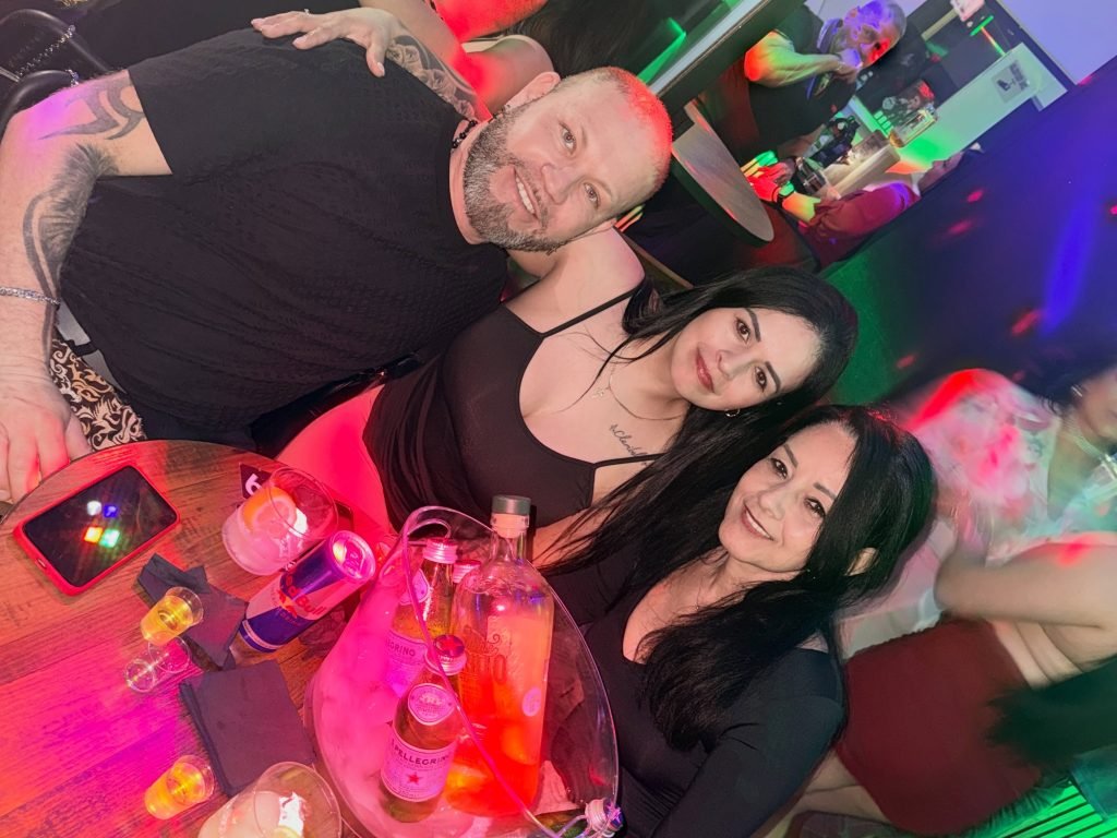 Ambiente de fiesta en Guaros Cantina Pub