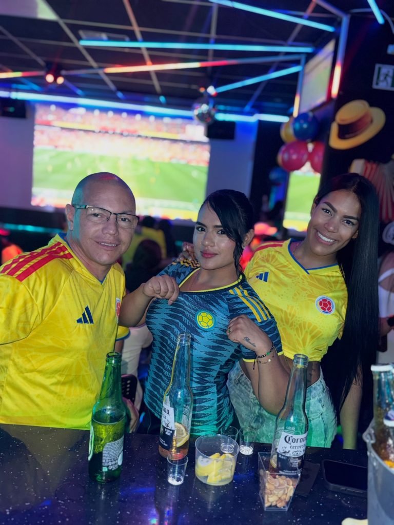 Ambiente de fiesta en Guaros Cantina Pub