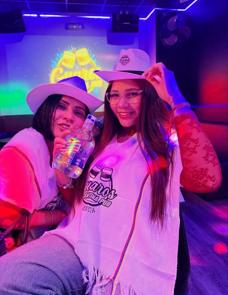Ambiente de fiesta en Guaros Cantina Pub