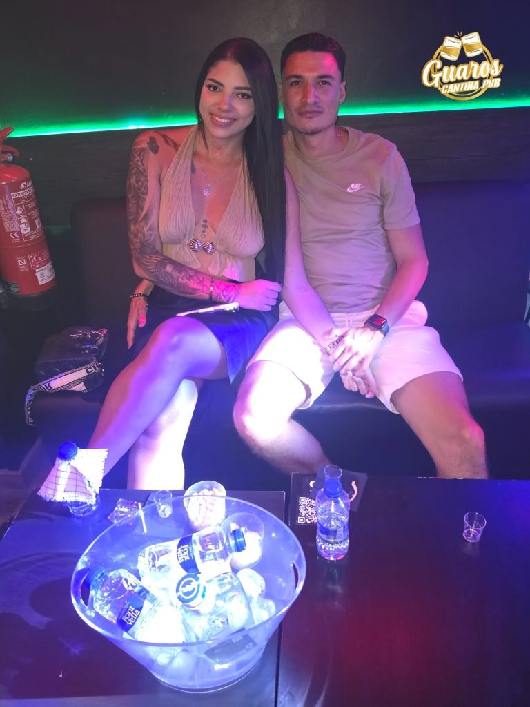 Ambiente de fiesta en Guaros Cantina Pub