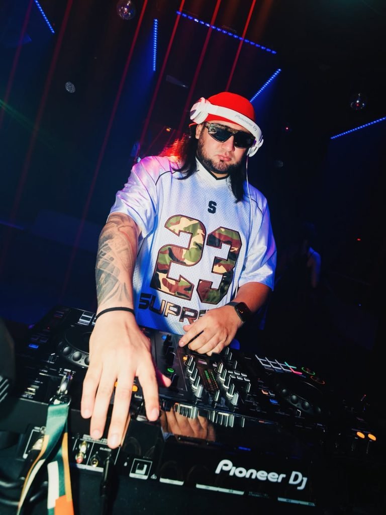 Ambiente de fiesta en Marbella Sala Show
