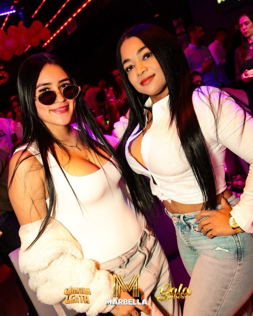 Ambiente de fiesta en Marbella Sala Show