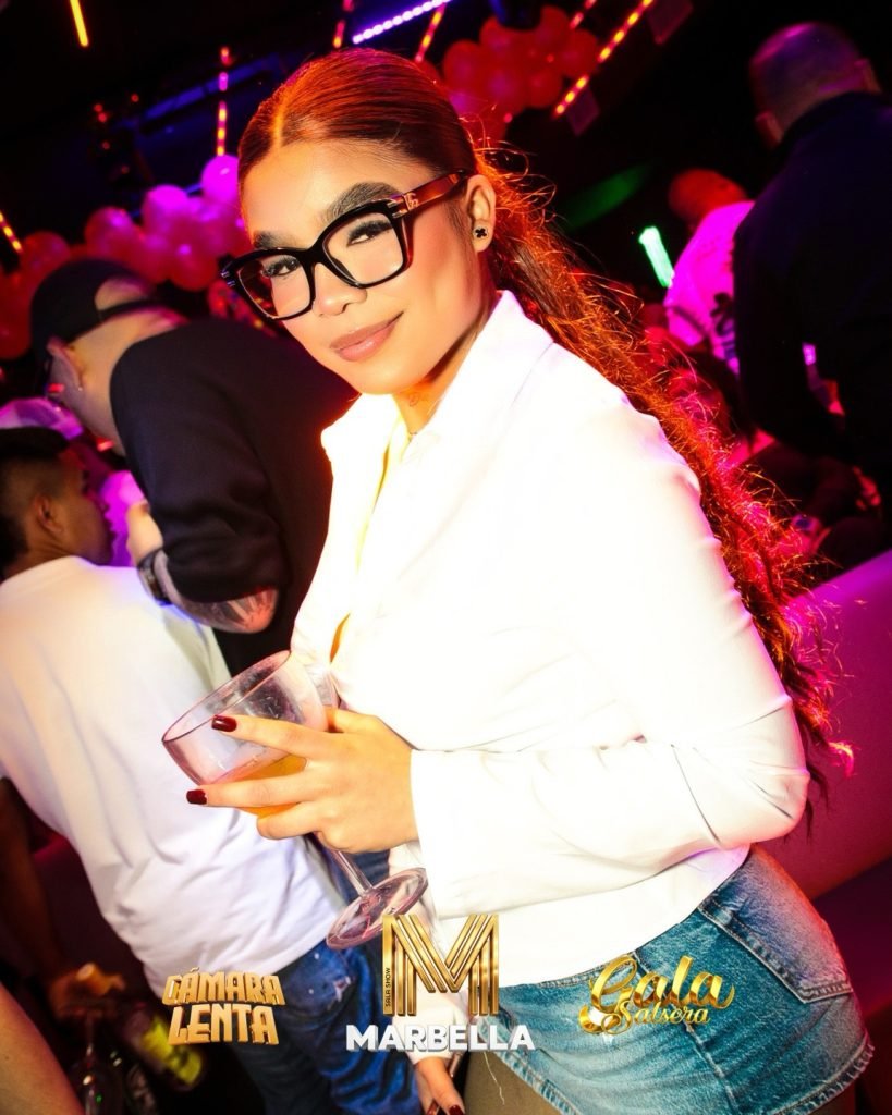Ambiente de fiesta en Marbella Sala Show