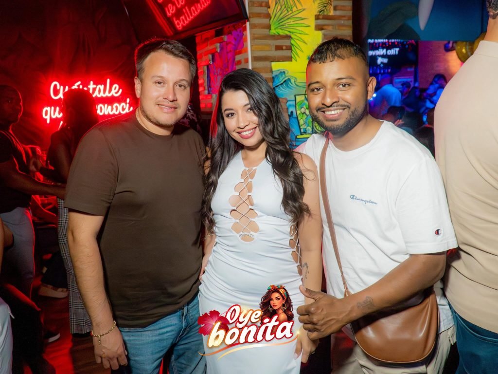 Ambiente de fiesta en Oye Bonita Pub