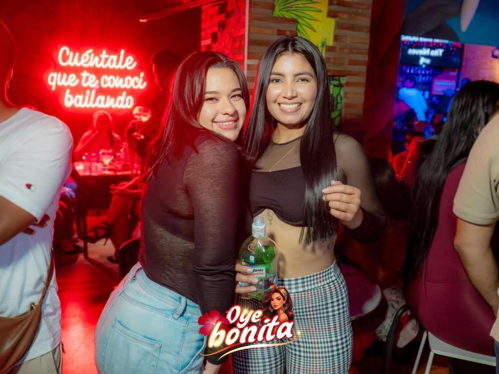 Ambiente de fiesta en Oye Bonita Pub