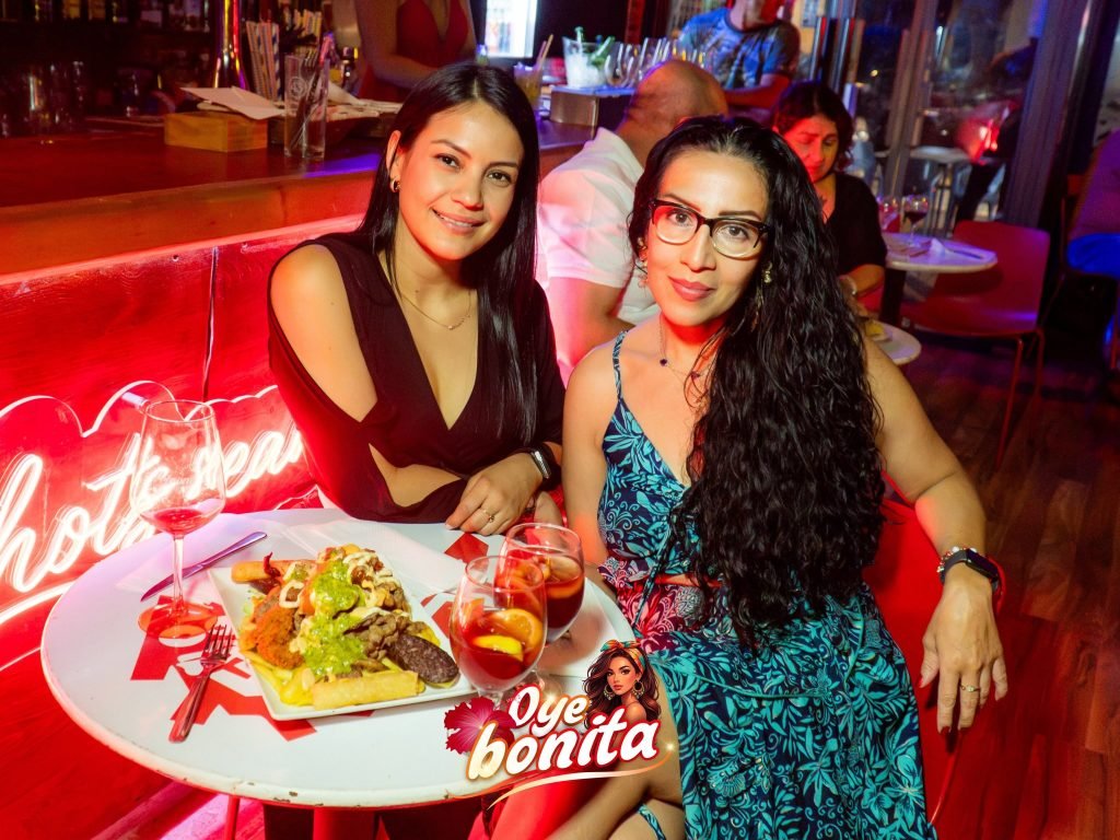 Ambiente de fiesta en Oye Bonita Pub