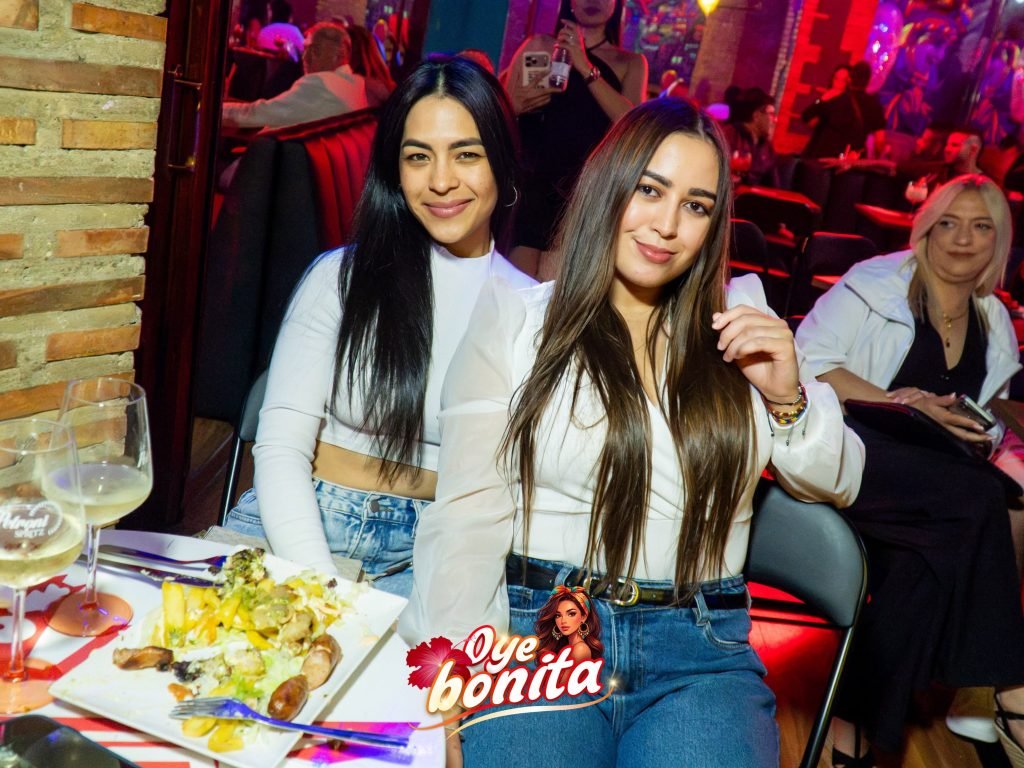 Ambiente de fiesta en Oye Bonita Pub