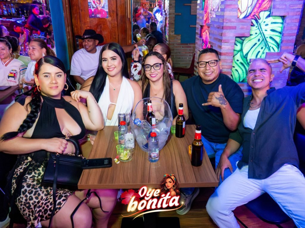 Ambiente de fiesta en Oye Bonita Pub